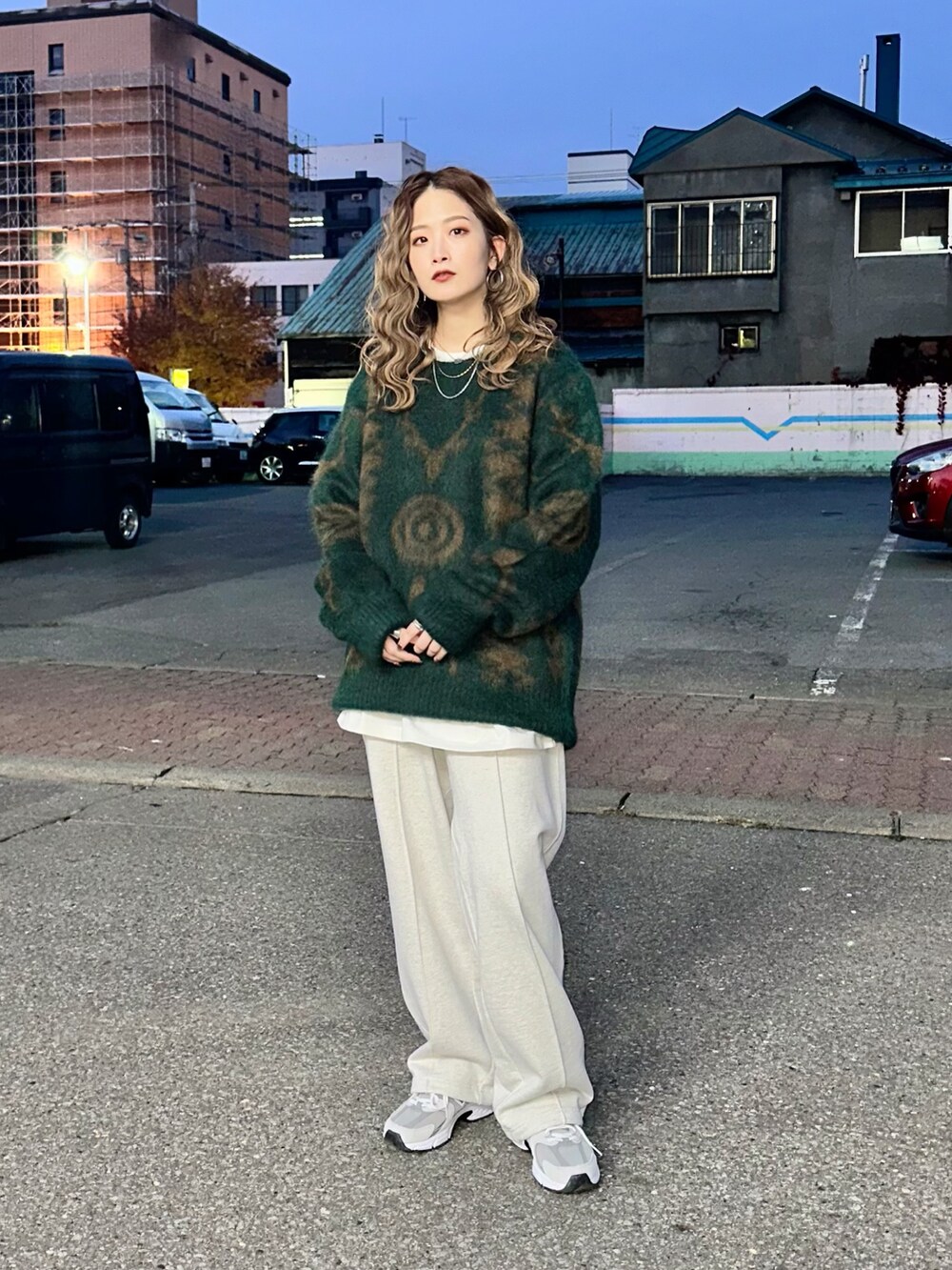 グレー系のスウェットパンツを着用したレディースの秋コーディネートの2枚目の写真