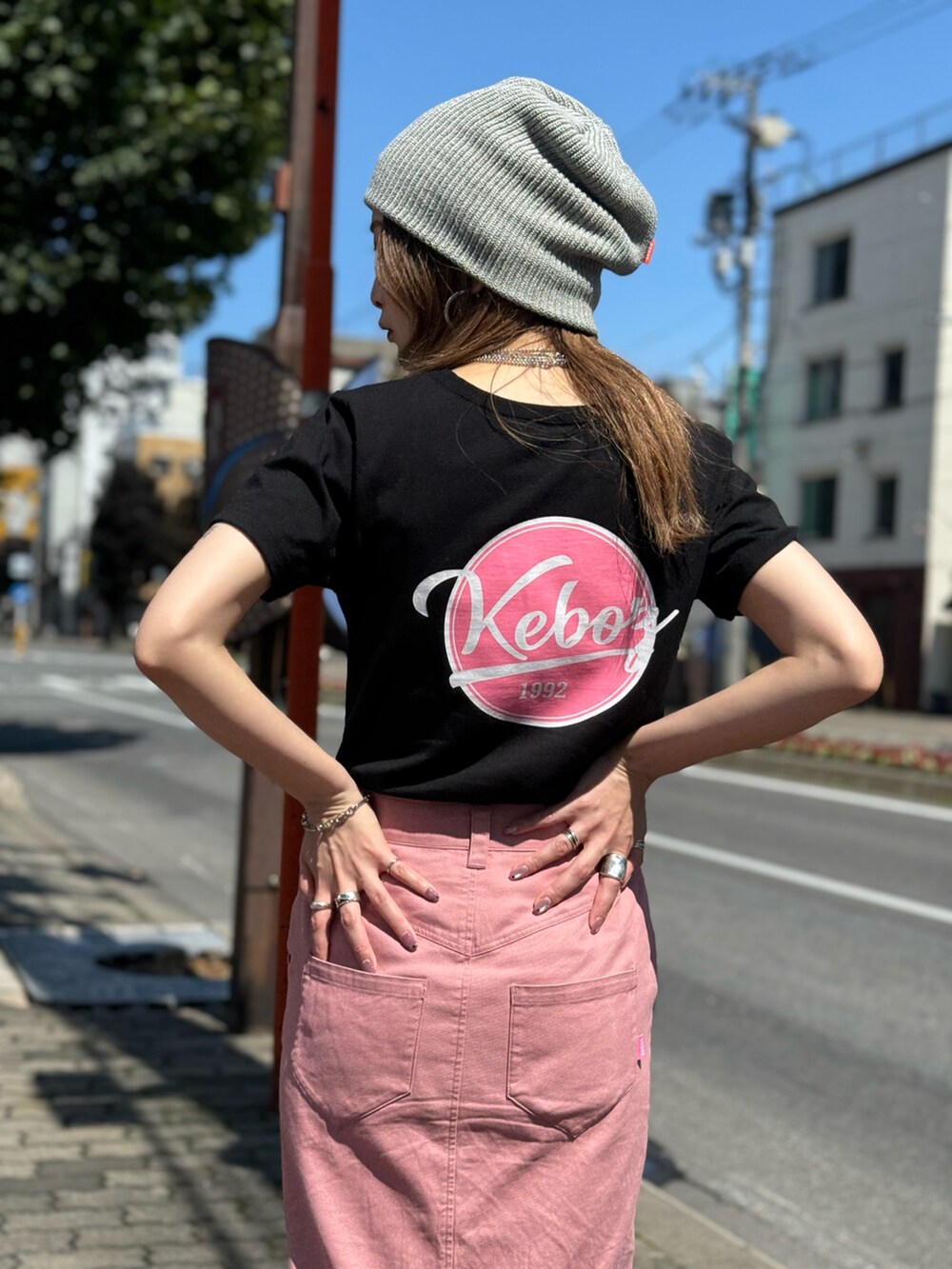 ピンク系のスカート、ブラック系のTシャツ/カットソーを着用したレディースの秋コーディネートの3枚目の写真