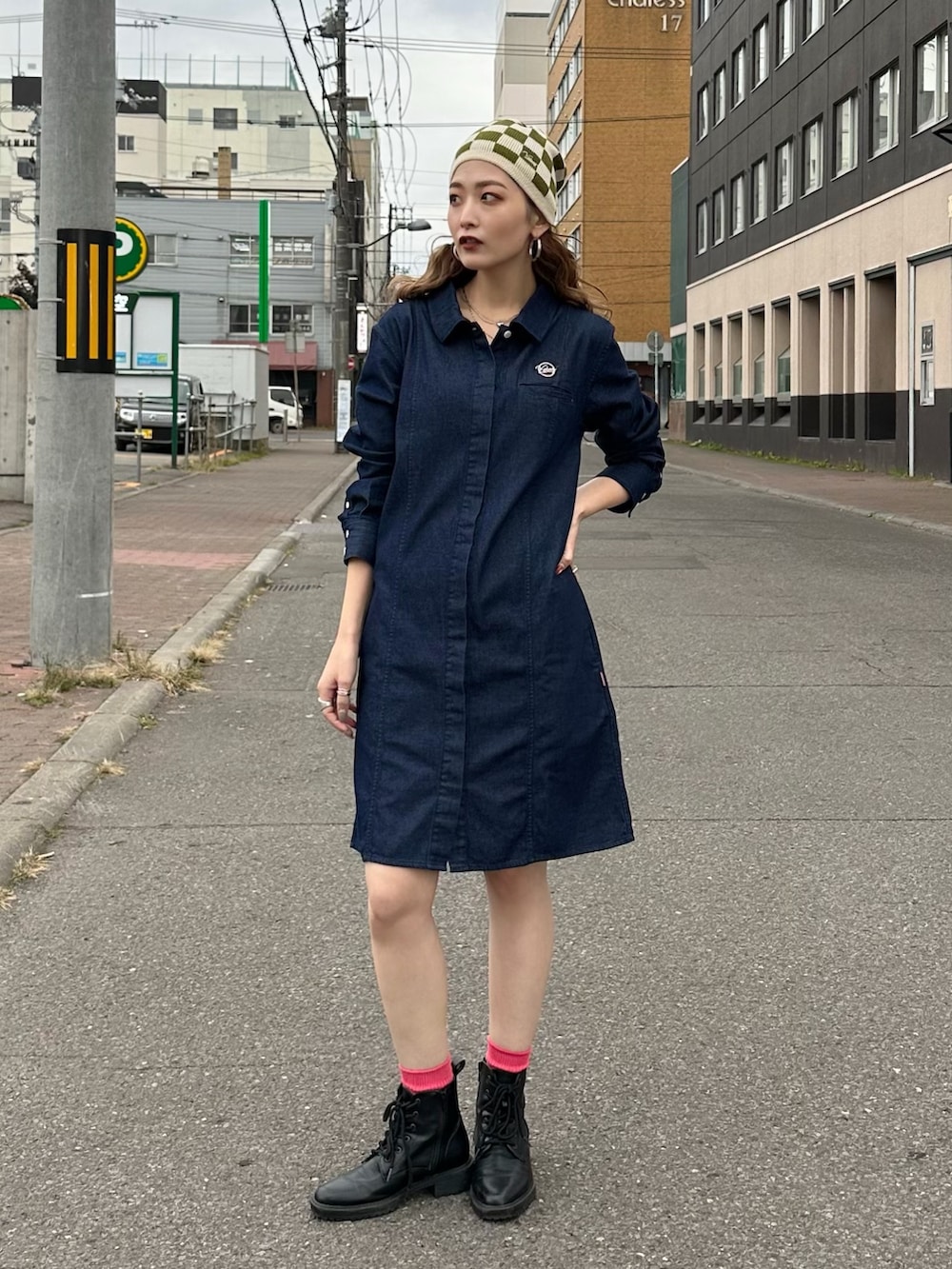 ブルー系のシャツワンピース、ピンク系のソックス/靴下、ベージュ系のニットキャップ/ビーニーを着用したレディースの秋コーディネートの3枚目の写真