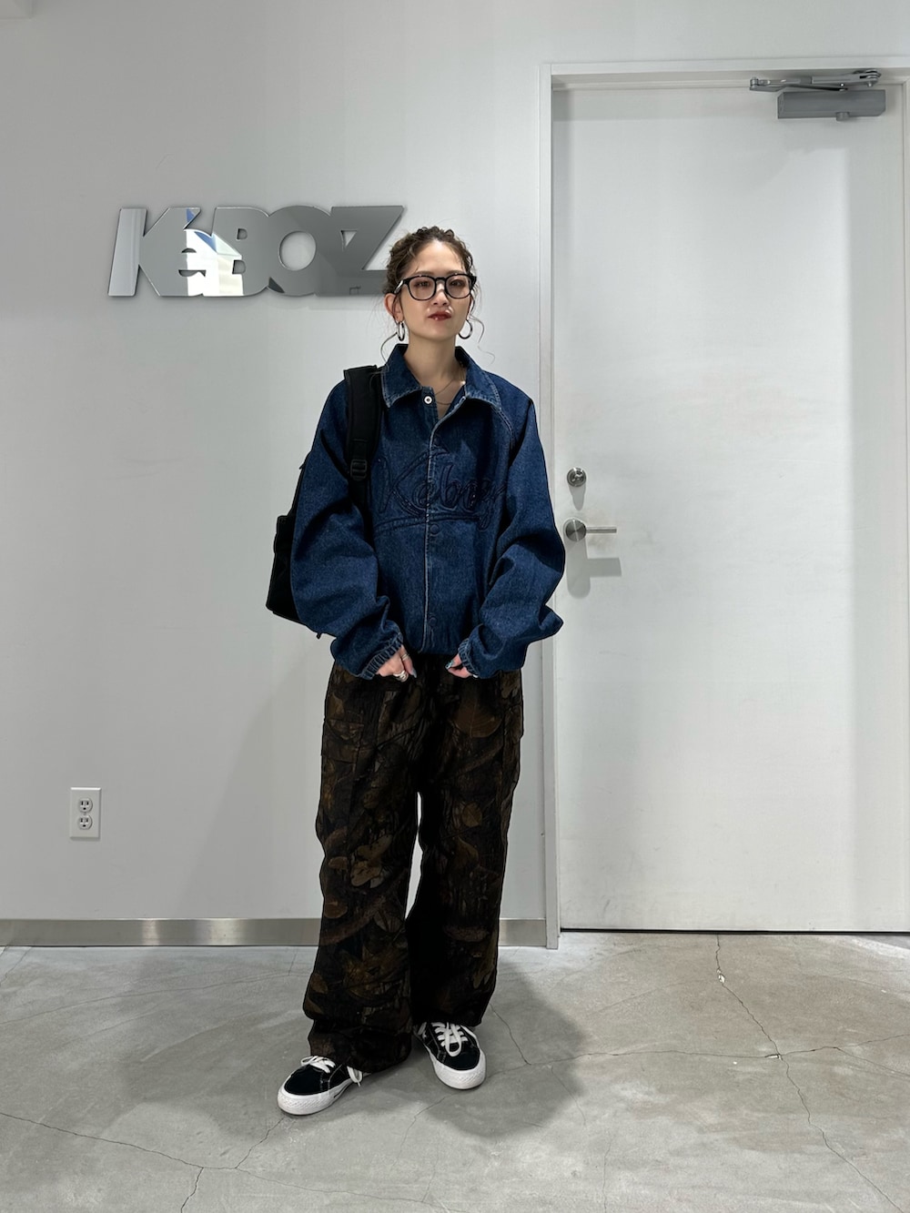 「KEBOZ、keboz、デニム、デニムジャケット、デニムコーデ、コーチジャケット、リアルツリーカモ、カーゴパンツ、カーゴパンツコーデ」｜「KEBOZのCOTTON RIPSTOP CARGO PANTS（カーゴパンツ、その他）」を使った、CHiHOさん（レディース・157cm）の春コーディネートの2枚目の写真