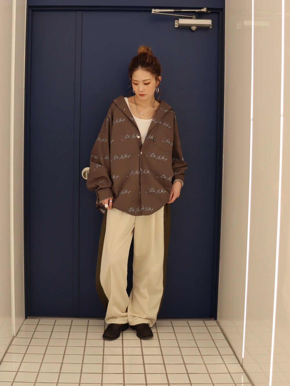 ブラウン系のシャツ/ブラウス、ベージュ系のその他パンツを着用したレディースの春コーディネートの2枚目の写真