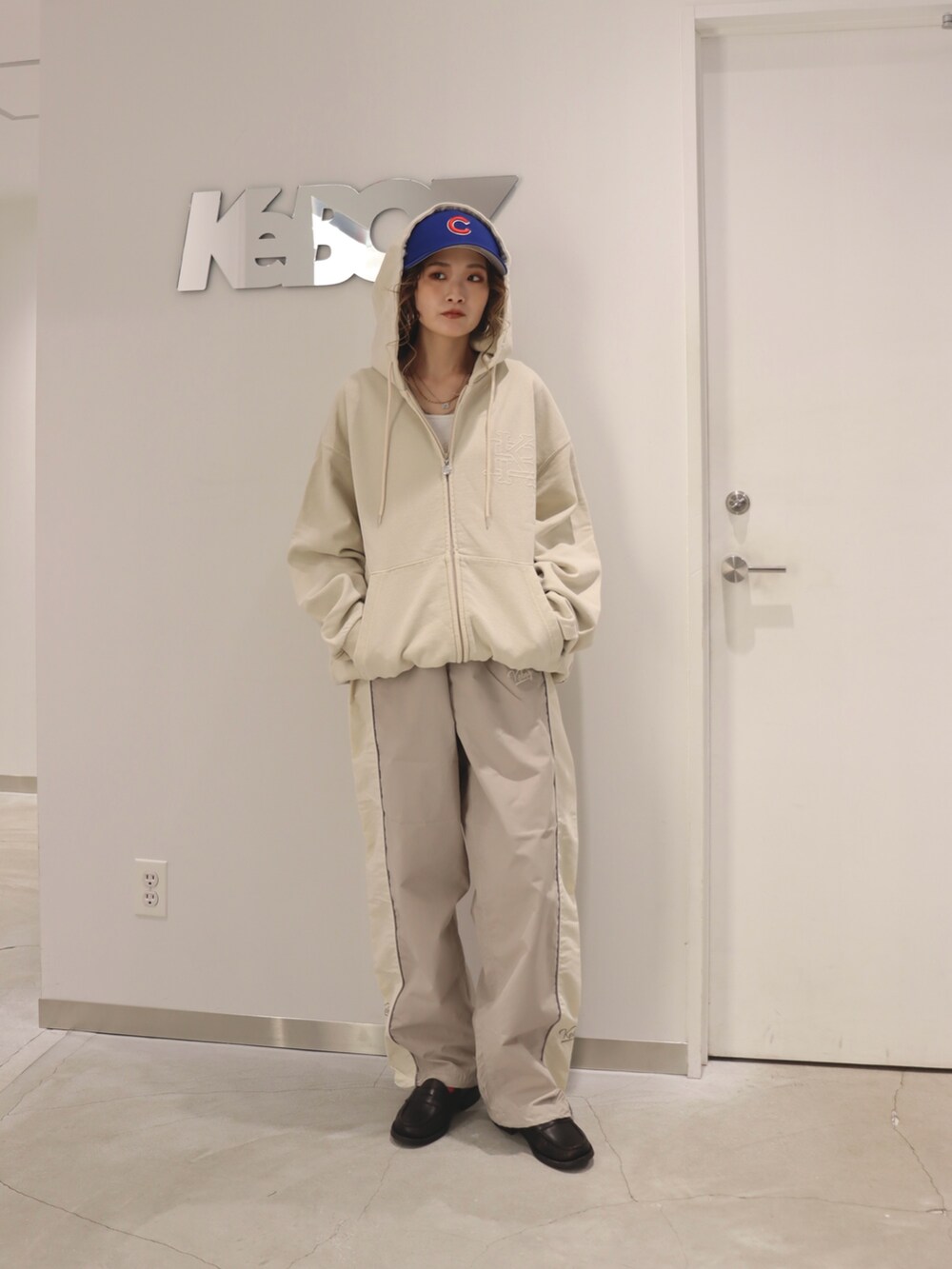 ベージュ系のパーカー、ベージュ系のその他パンツを着用したレディースの春コーディネートの2枚目の写真