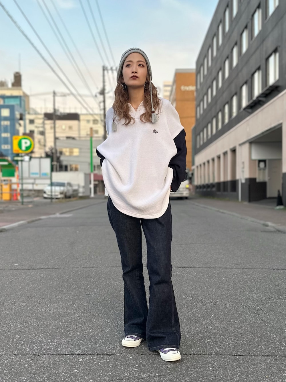 ホワイト系のTシャツ/カットソー、ブルー系のデニムパンツを着用したレディースの秋コーディネートの2枚目の写真