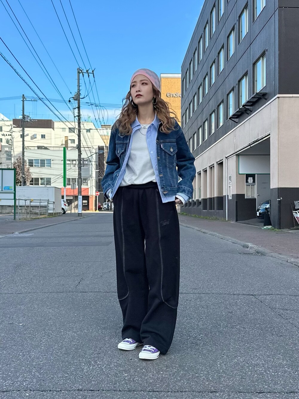 ブラック系のスウェットパンツ、ホワイト系のTシャツ/カットソー、ベージュ系のニットキャップ/ビーニーを着用したレディースの秋コーディネートの2枚目の写真