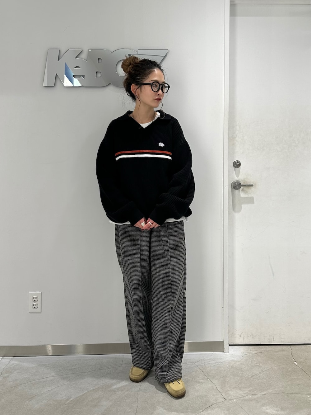 「keboz、冬コーデ、ニット、ツイードパンツ、トラッドスタイル」｜「KEBOZのSKIPPER KNIT（ニット/セーター、ブラック系）」を使った、CHiHOさん（レディース・157cm）の冬コーディネートの2枚目の写真