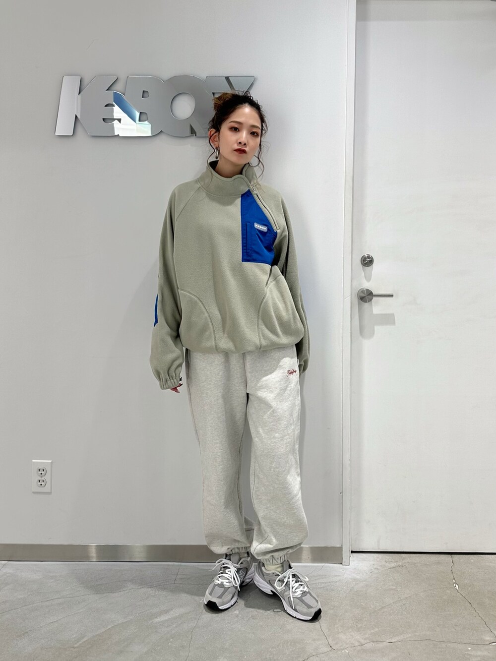 グレー系のブルゾンを着用したレディースの冬コーディネートの3枚目の写真