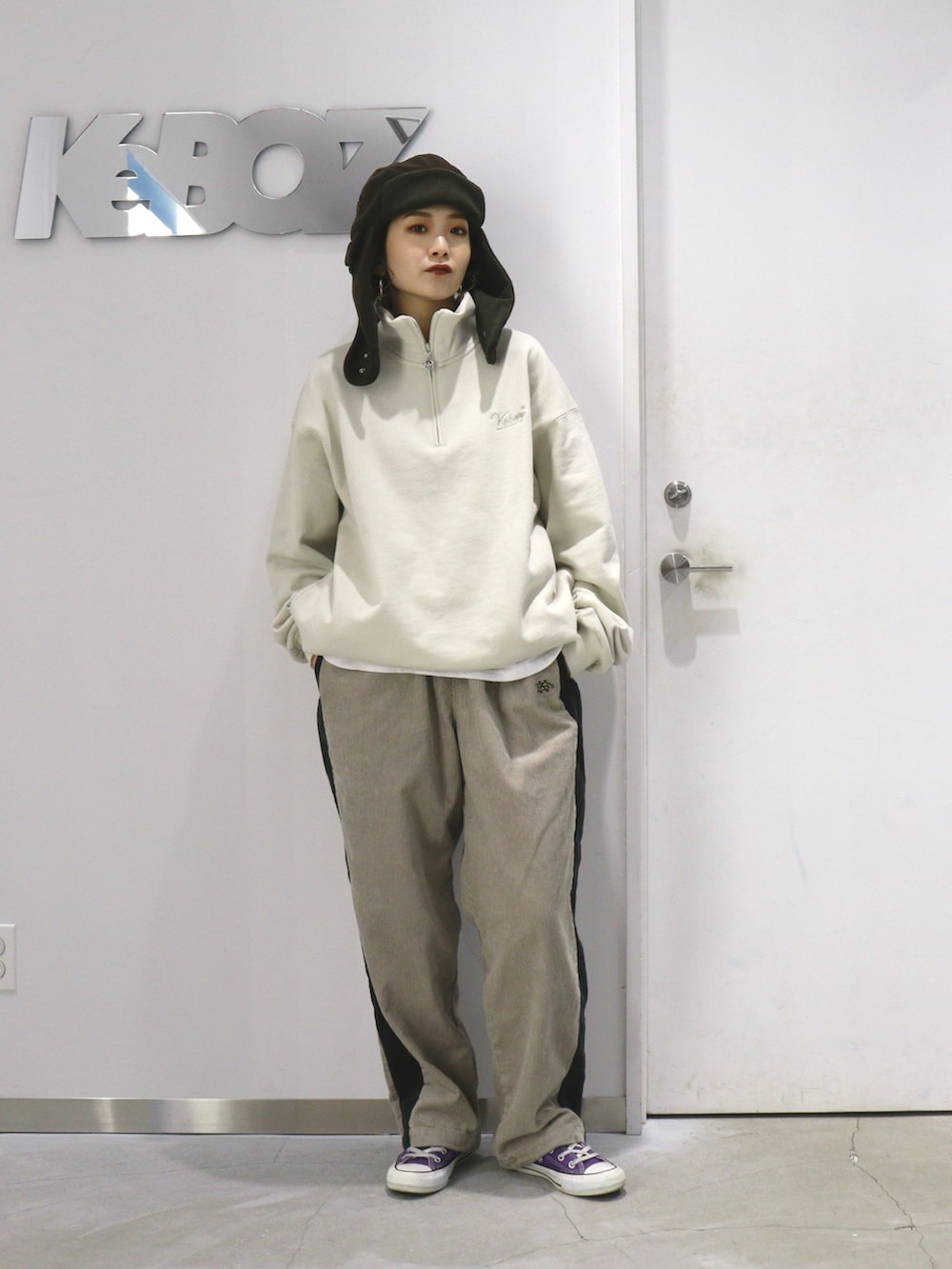 ホワイト系のその他パンツ、ベージュ系のスウェット、ブラウン系のハットを着用したレディースの冬コーディネートの3枚目の写真