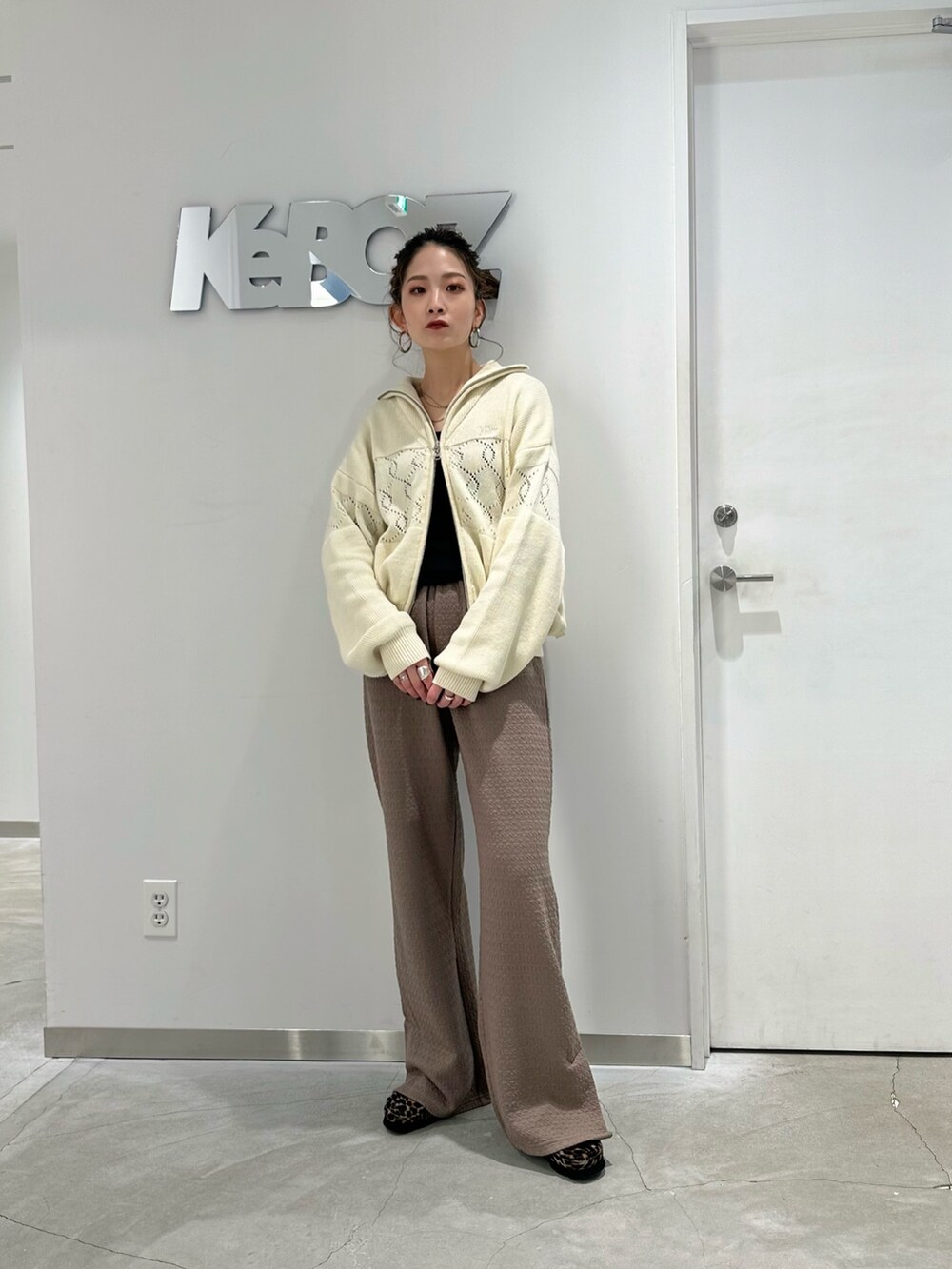 ホワイト系のブルゾン、ベージュ系のその他パンツを着用したレディースの冬コーディネートの2枚目の写真