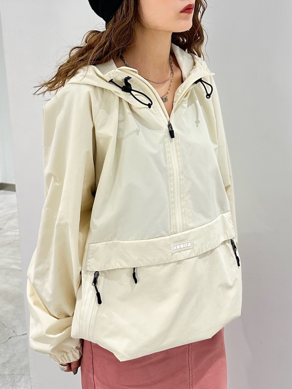 ホワイト系のパーカー、ピンク系のスカートを着用したレディースの秋コーディネートの3枚目の写真