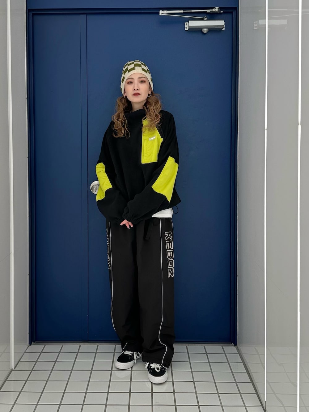 ブラック系のブルゾン、ブラック系のその他パンツ、ピンク系のニットキャップ/ビーニーを着用したレディースの冬コーディネートの2枚目の写真