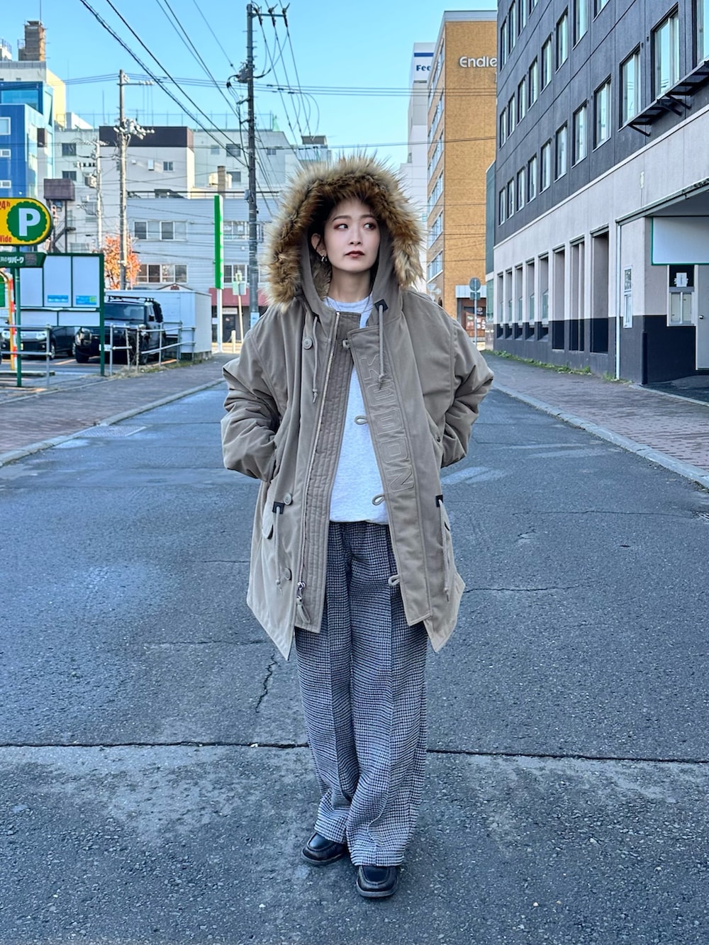 グリーン系のミリタリージャケット、グレー系のスウェット、グレー系のその他パンツを着用したレディースの冬コーディネートの3枚目の写真