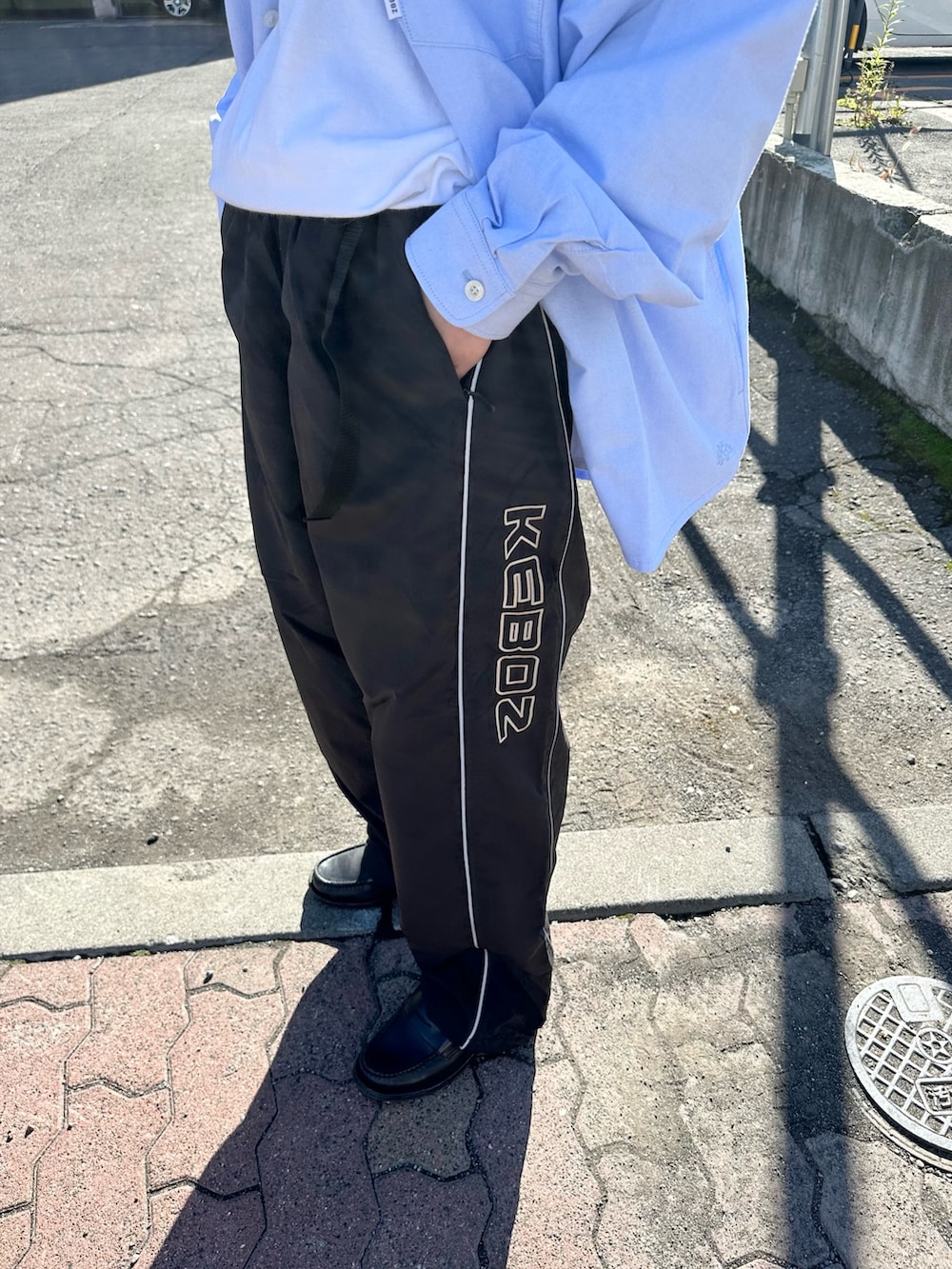 ブルー系のシャツ/ブラウス、ブラック系のその他パンツを着用したレディースの秋コーディネートの3枚目の写真