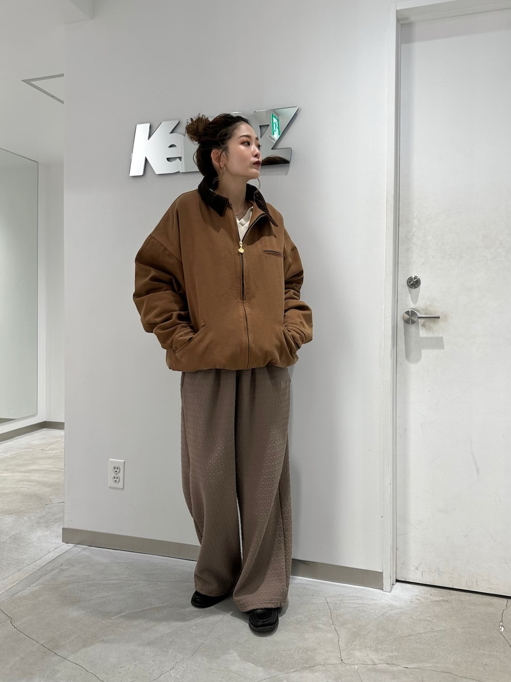 ブラウン系のカバーオール、ベージュ系のその他パンツを着用したレディースの冬コーディネートの2枚目の写真