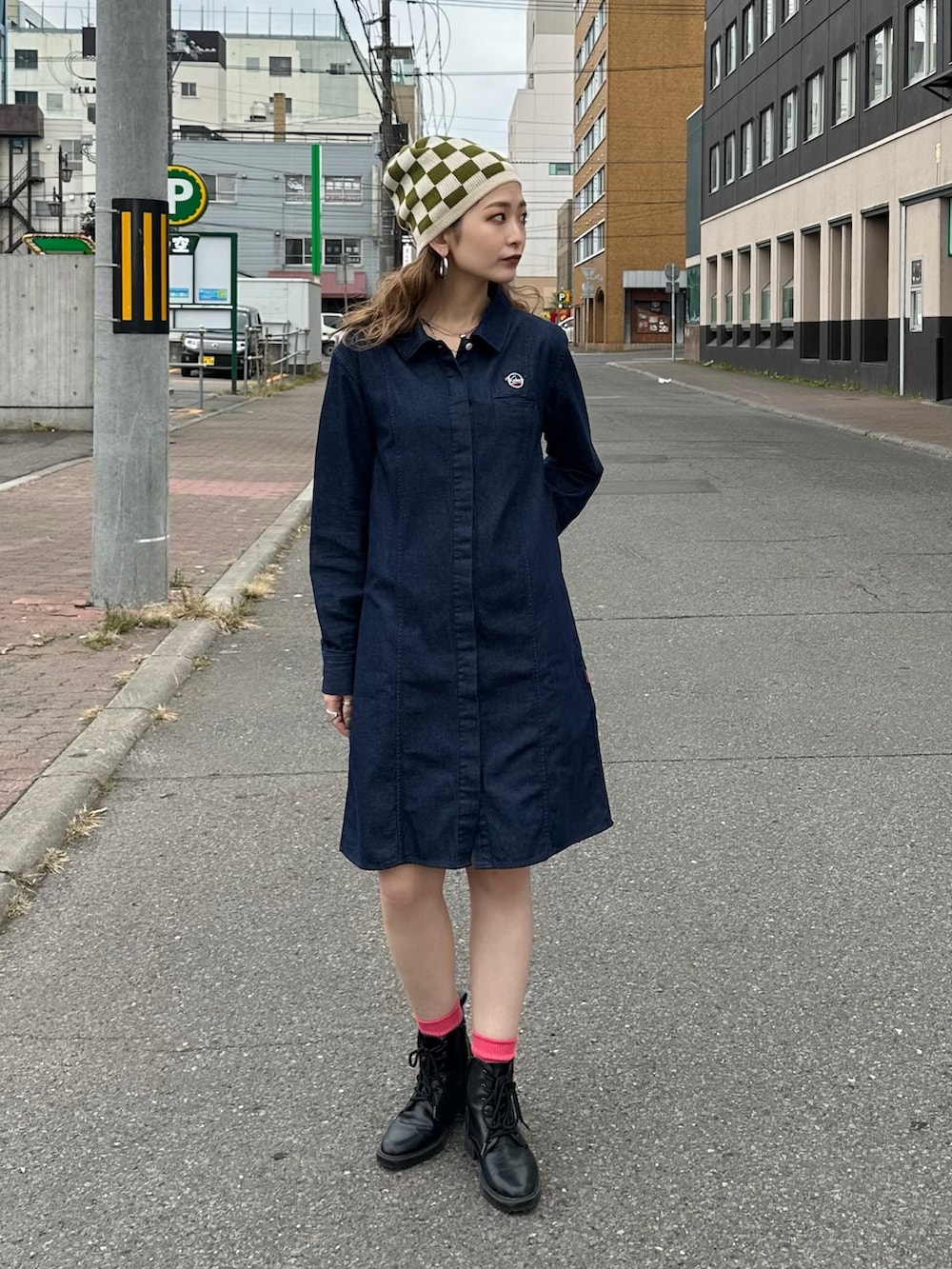 ブルー系のシャツワンピース、ピンク系のソックス/靴下、ベージュ系のニットキャップ/ビーニーを着用したレディースの秋コーディネートの2枚目の写真