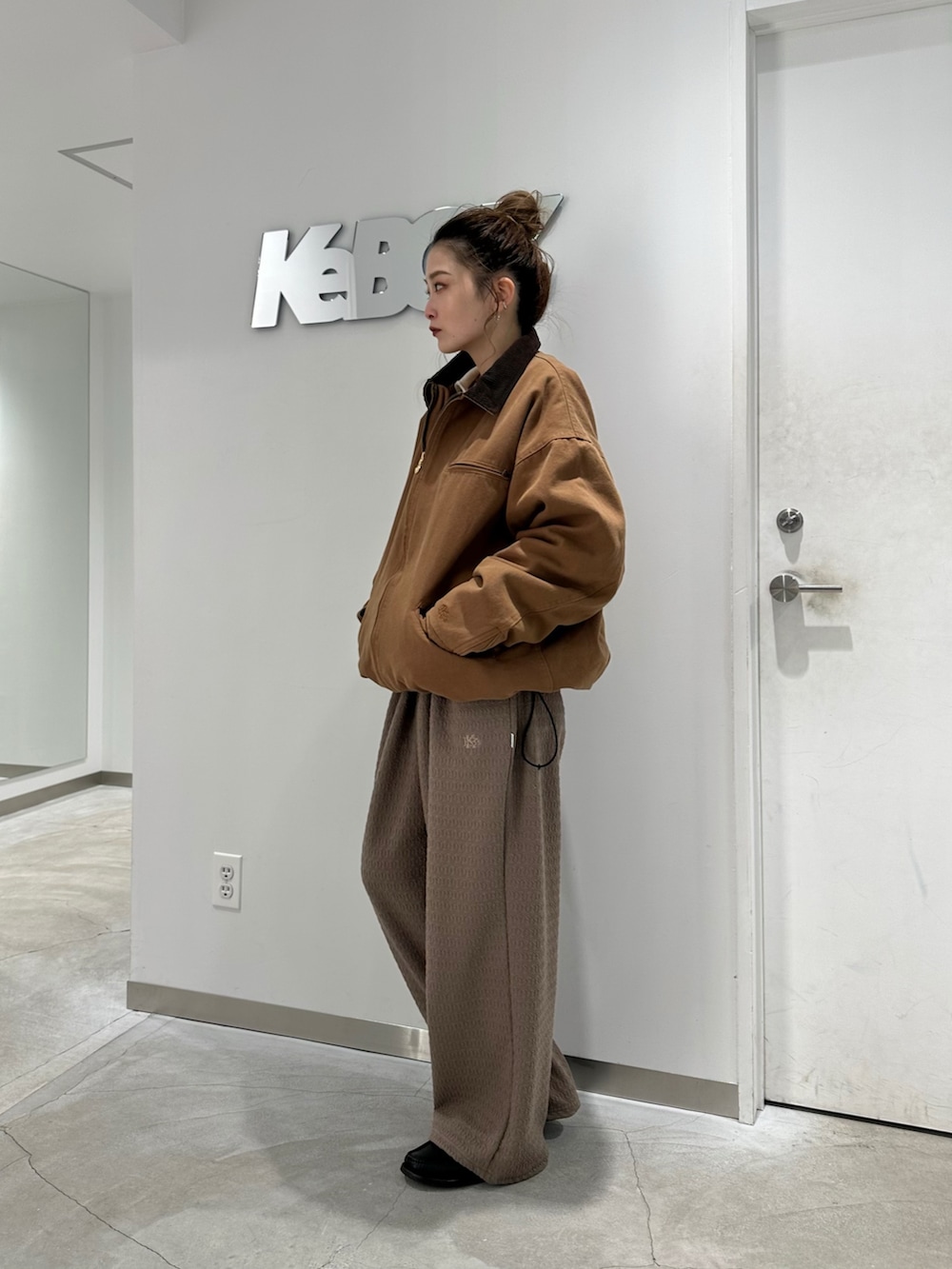 ブラウン系のカバーオール、ベージュ系のその他パンツを着用したレディースの冬コーディネートの3枚目の写真