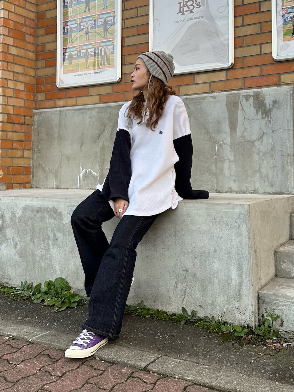 ホワイト系のTシャツ/カットソー、ブルー系のデニムパンツを着用したレディースの秋コーディネートの3枚目の写真