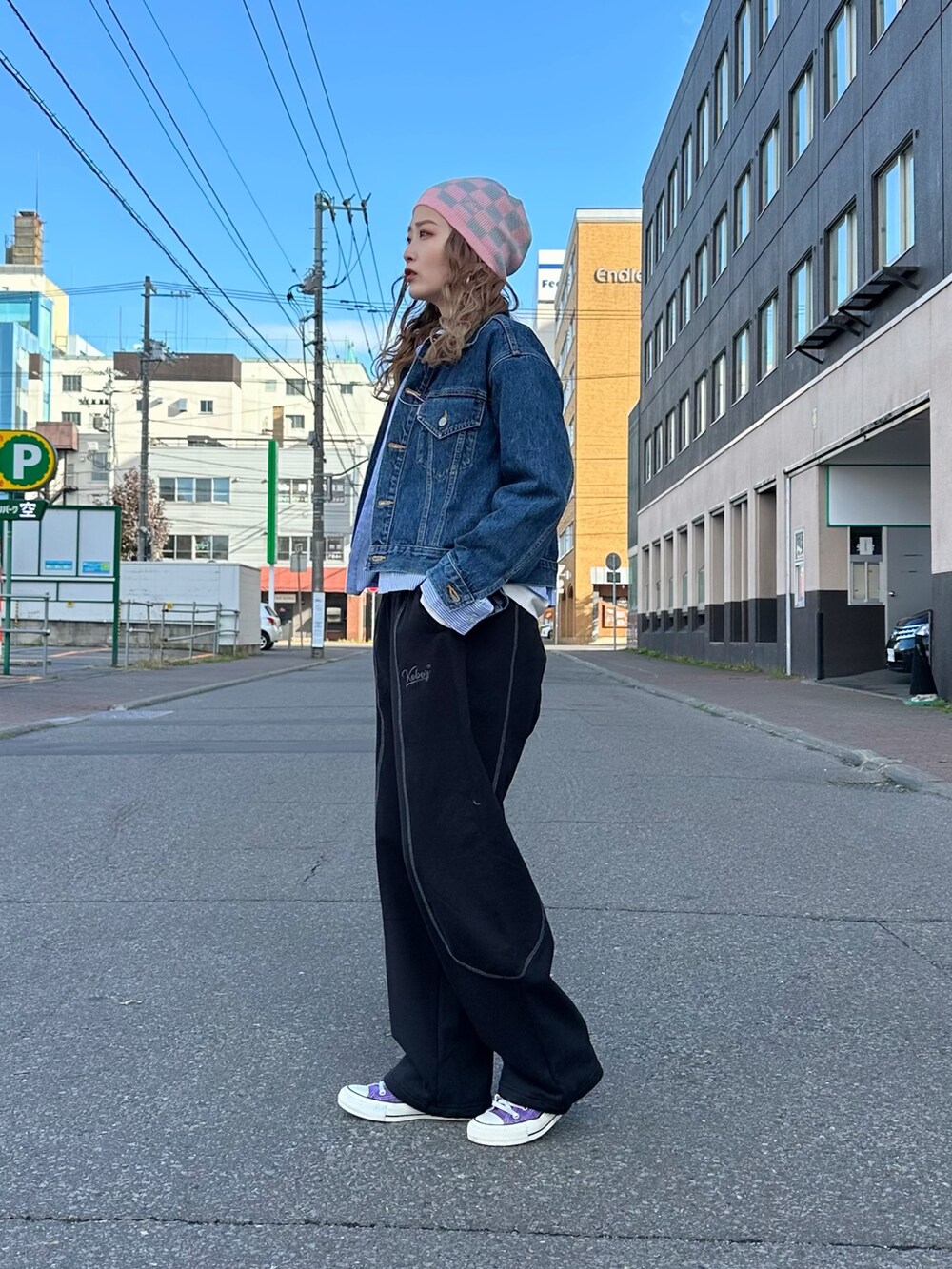 ブラック系のスウェットパンツ、ホワイト系のTシャツ/カットソー、ベージュ系のニットキャップ/ビーニーを着用したレディースの秋コーディネートの3枚目の写真