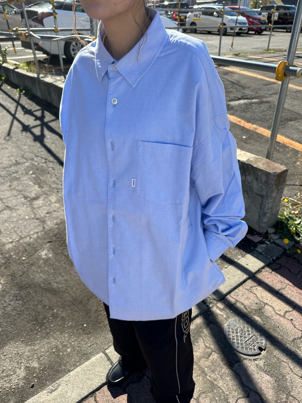 ブルー系のシャツ/ブラウス、ブラック系のその他パンツを着用したレディースの秋コーディネートの2枚目の写真