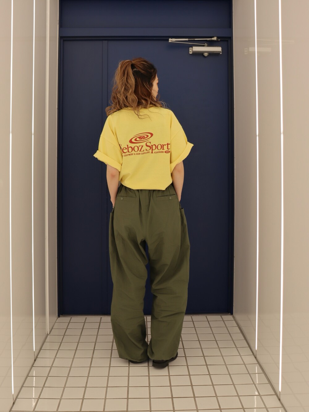 イエロー系のTシャツ/カットソー、グリーン系のその他パンツを着用したレディースの夏コーディネートの2枚目の写真