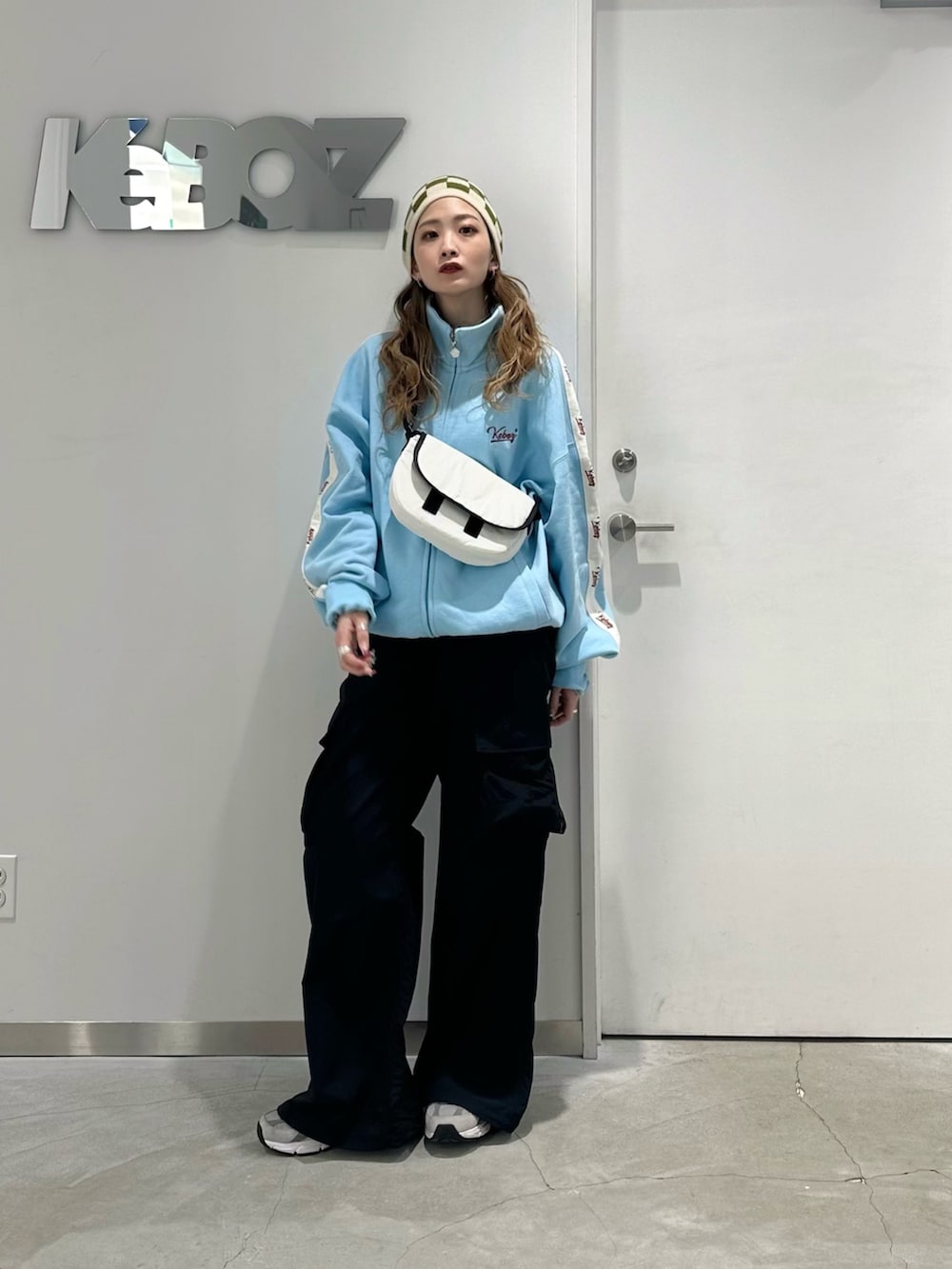 ブルー系のその他アウター、ホワイト系のショルダーバッグ、ブラック系のカーゴパンツを着用したレディースの冬コーディネートの2枚目の写真