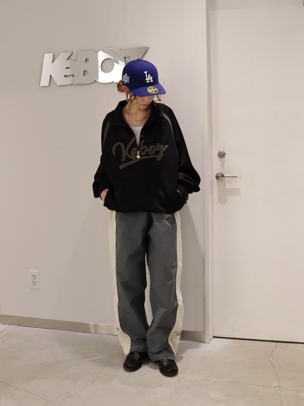 ブラック系のその他アウター、グレー系のその他パンツを着用したレディースの春コーディネートの2枚目の写真