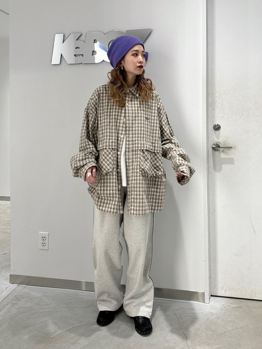 ベージュ系のシャツ/ブラウス、グレー系のスウェットパンツ、パープル系のニットキャップ/ビーニーを着用したレディースの冬コーディネートの2枚目の写真