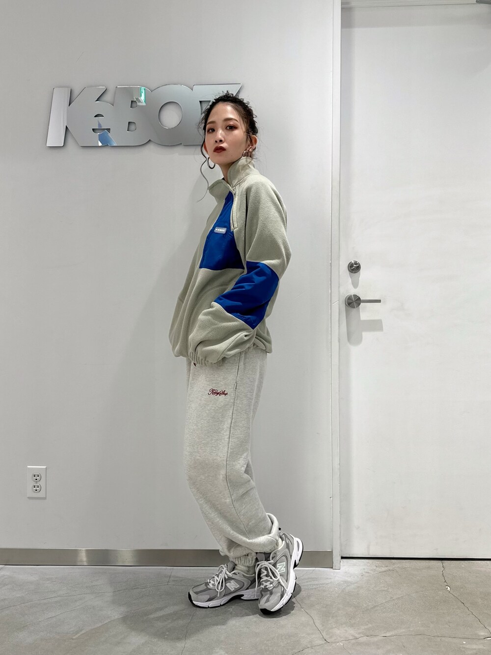 グレー系のブルゾンを着用したレディースの冬コーディネートの2枚目の写真