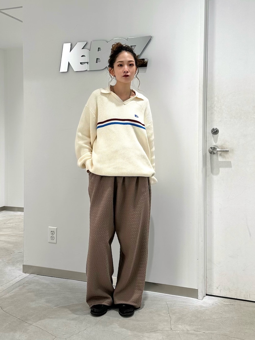 「KEBOZ、ニット、スキッパーニット、イージーパンツ、冬コーデ」｜「KEBOZのSKIPPER KNIT（ニット/セーター、ホワイト系）」を使った、CHiHOさん（レディース・157cm）の冬コーディネートの2枚目の写真