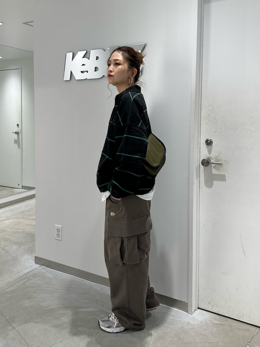 ブルー系のスウェット、ブラウン系のスウェットパンツを着用したレディースの冬コーディネートの3枚目の写真