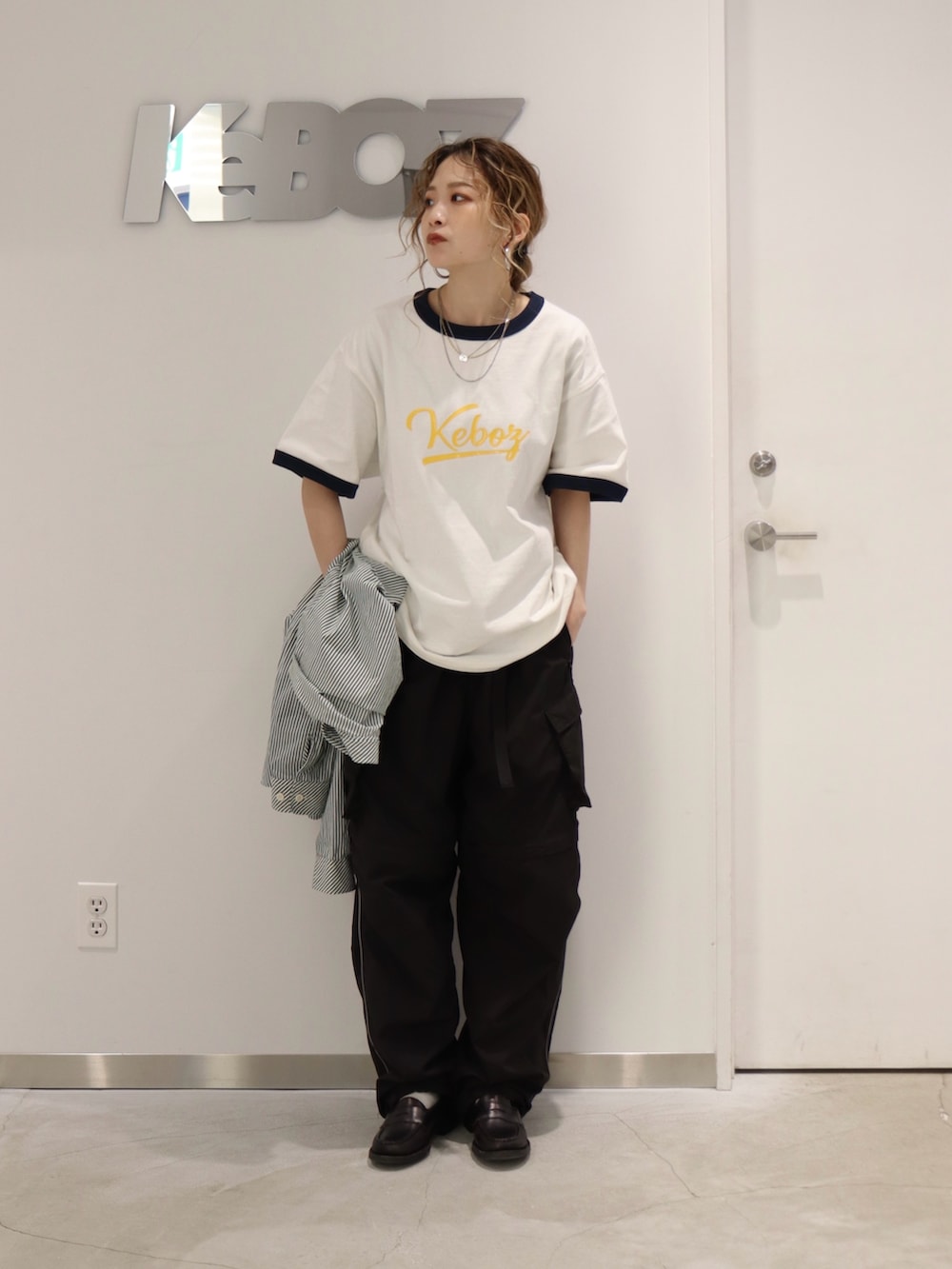 ホワイト系のTシャツ/カットソー、ブラック系のその他パンツを着用したレディースの夏コーディネートの2枚目の写真