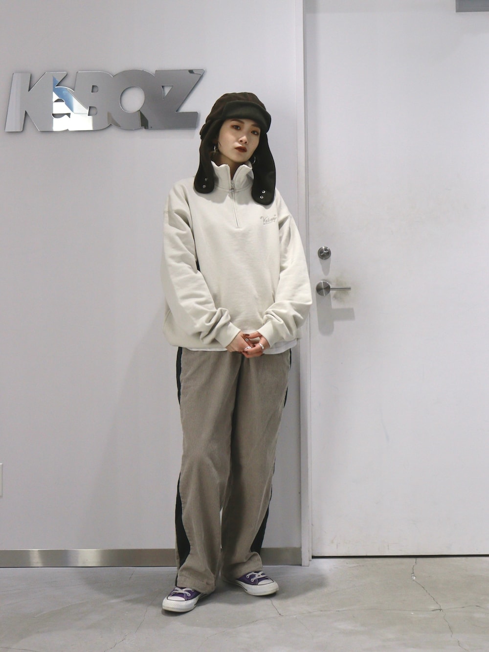 ホワイト系のその他パンツ、ベージュ系のスウェット、ブラウン系のハットを着用したレディースの冬コーディネートの2枚目の写真