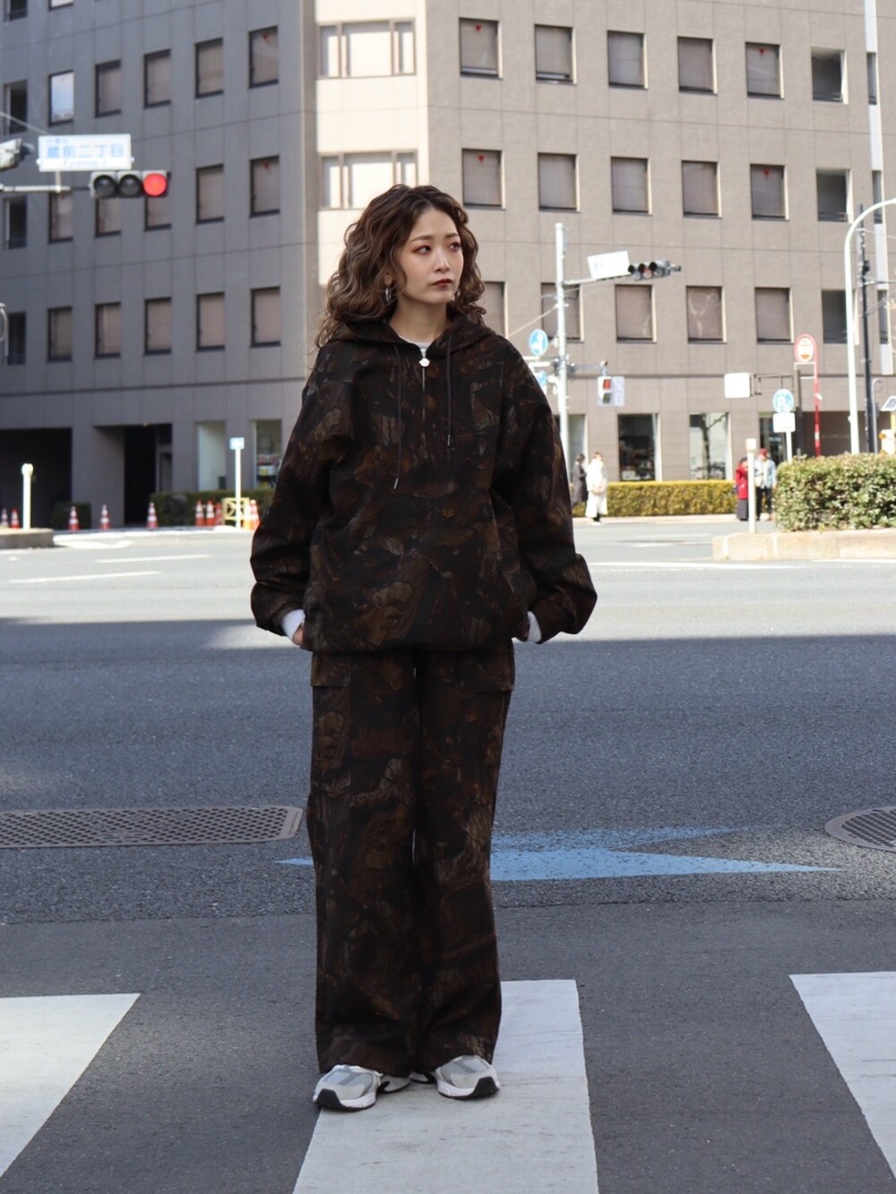 その他のシャツ/ブラウス、その他のカーゴパンツを着用したレディースの春コーディネートの2枚目の写真