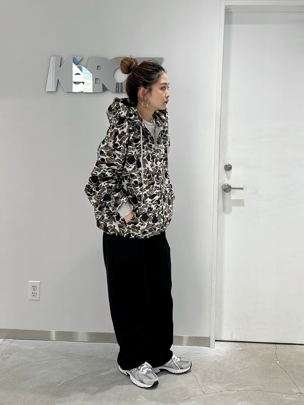 その他のパーカー、ブラック系のスウェットパンツを着用したレディースの冬コーディネートの2枚目の写真