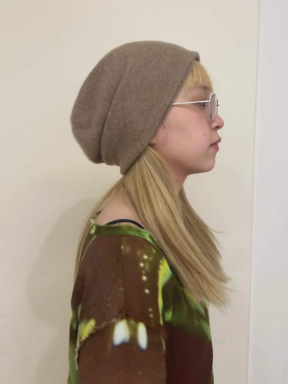 ブラウン系のトップス、ベージュ系のスカート、ブルー系のスニーカーを着用したレディースの秋コーディネートの3枚目の写真