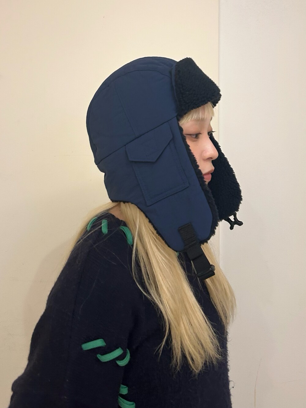 ピンク系のスカート、ブルー系のニット/セーター、ピンク系のスニーカーを着用したレディースの冬コーディネートの4枚目の写真