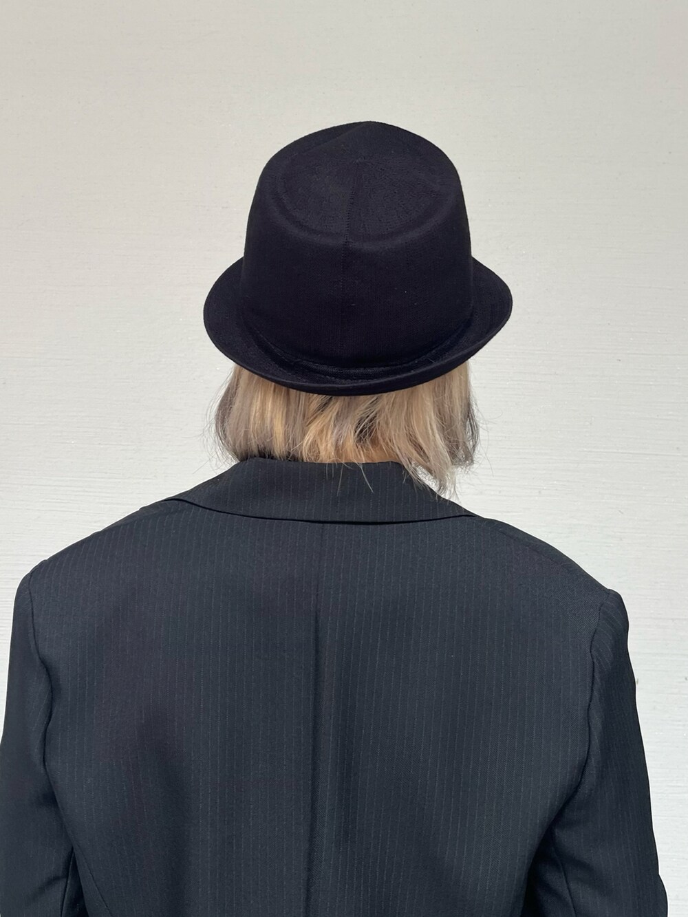 ブラック系のハットを着用したレディースの春コーディネートの3枚目の写真