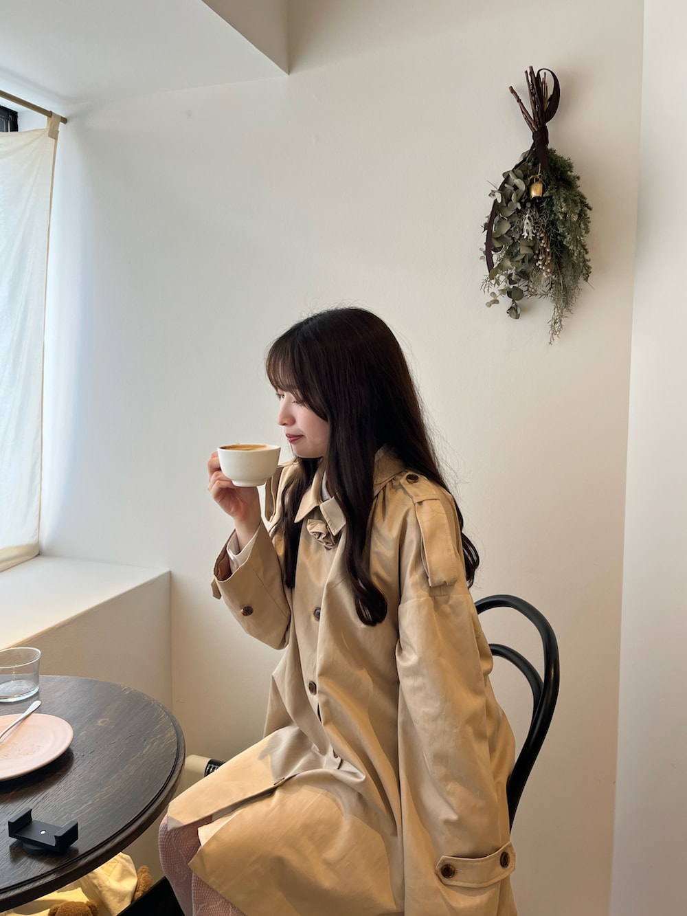 「最近のいい感じコーデ、大人カジュアル、今日のコーデ、春服、きれいめコーデ、あざとフェミニンコーデ、トレンチコート、淡色コーデ、ベージュコーデ、フレンチガーリー、ガーリーコーデ、レースタイツ、白ワンピース、カフェコーデ、バレエシューズ」｜「sheinのアイテム（タイツ/ストッキング、ホワイト系）」を使った、𝘴𝘩𝘪𝘰𝘳𝘪さん（骨格ウェーブ・レディース・163cm）の春コーディネートの3枚目の写真