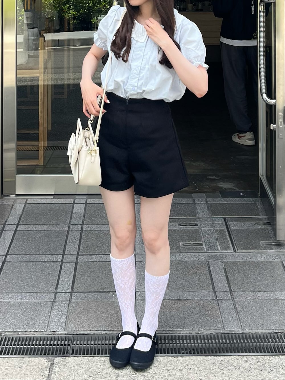 「夏ファッション、骨格ウェーブ、ブラウスコーデ、ブルーコーデ、水色シャツ、韓国ファッション、バレエコア、レースソックス、ガーリーコーデ、ブルベ夏、レイヤードスタイル、フレンチガーリー、デートコーデ、カフェコーデ、韓国コーデ」｜「sheinのアイテム（シャツ/ブラウス、ブルー系）」を使った、𝘴𝘩𝘪𝘰𝘳𝘪さん（骨格ウェーブ・レディース・163cm）の夏コーディネートの2枚目の写真