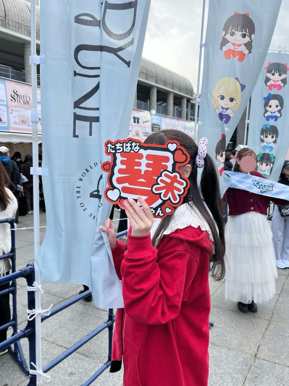 グレー系のスカート、レッド系のパーカー、その他のその他を着用したレディースの春コーディネートの5枚目の写真