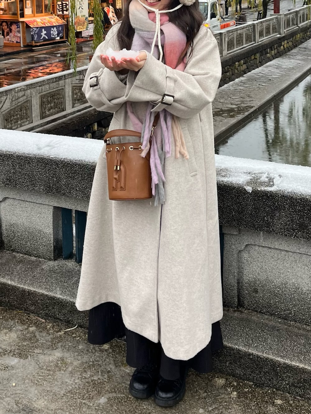 「冬アウター、お出かけコーデ、休日スタイル、キレイめカジュアル、冬服コーデ、ootd、雪の日、ロングコート、骨格ウェーブ、ブルべ夏、マフラーコーデ、淡色コーデ、GRL、マーメイドスカート、プチプラ」｜「FURLAのアイテム（ショルダーバッグ、ブラウン系）」を使った、𝘴𝘩𝘪𝘰𝘳𝘪さん（骨格ウェーブ・レディース・163cm）の冬コーディネートの2枚目の写真