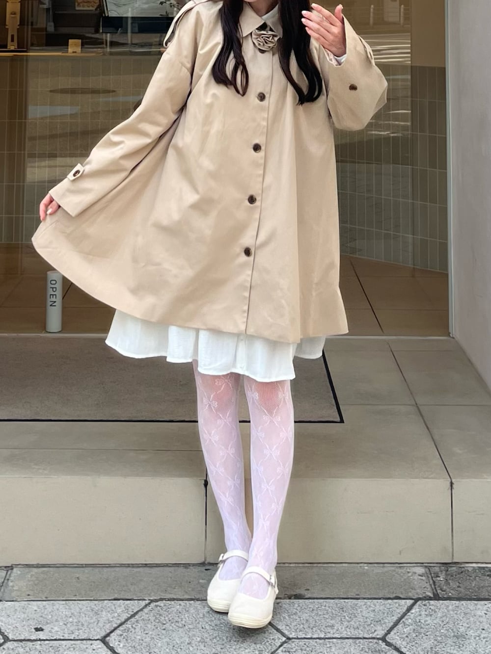 「最近のいい感じコーデ、大人カジュアル、今日のコーデ、春服、きれいめコーデ、あざとフェミニンコーデ、トレンチコート、淡色コーデ、ベージュコーデ、フレンチガーリー、ガーリーコーデ、レースタイツ、白ワンピース、カフェコーデ、バレエシューズ」｜「sheinのアイテム（タイツ/ストッキング、ホワイト系）」を使った、𝘴𝘩𝘪𝘰𝘳𝘪さん（骨格ウェーブ・レディース・163cm）の春コーディネートの2枚目の写真