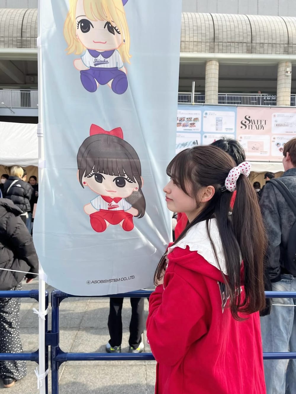 グレー系のスカート、レッド系のパーカー、その他のその他を着用したレディースの春コーディネートの4枚目の写真