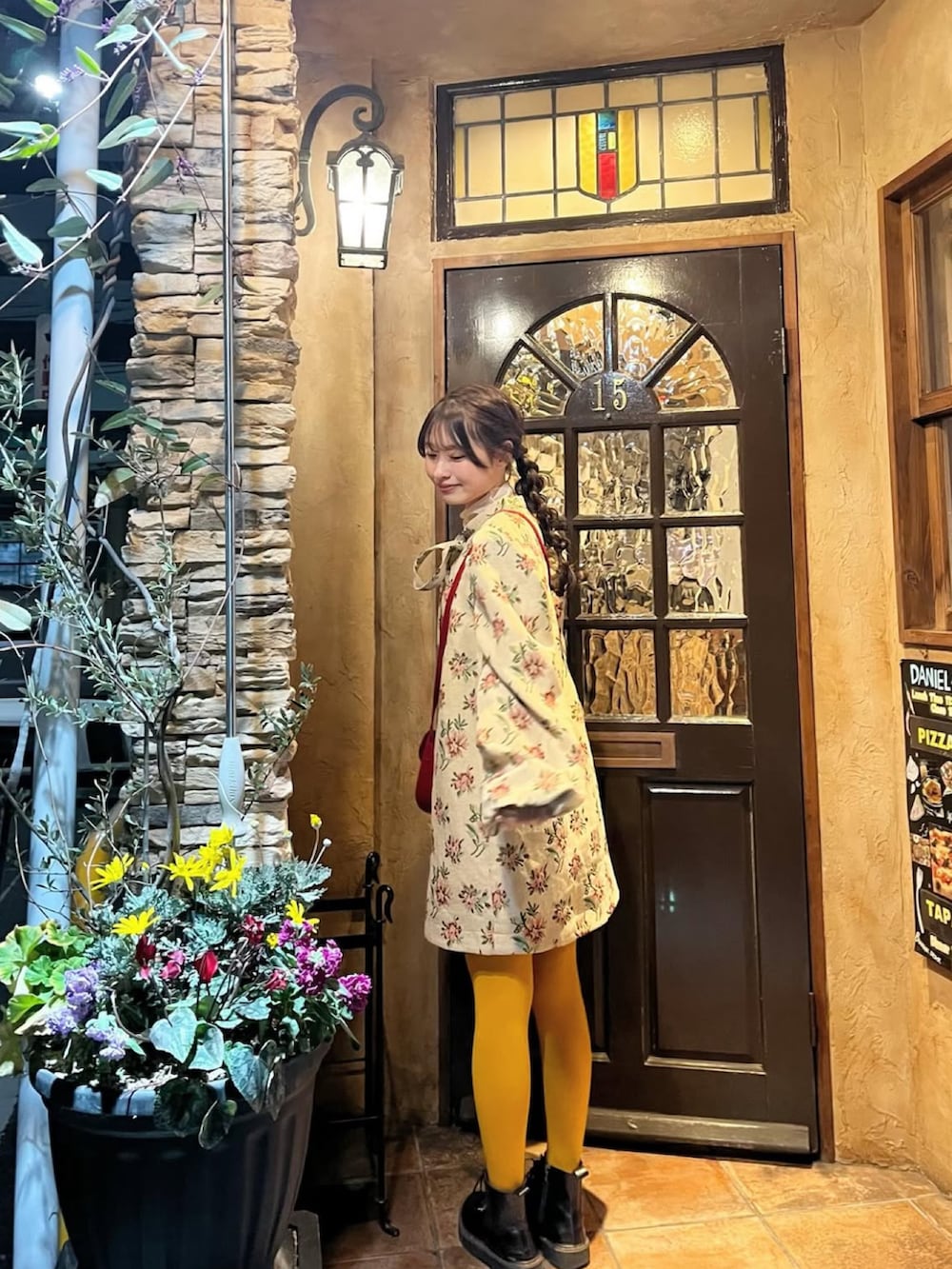 ブラック系のブーツ、ベージュ系のワンピース、イエロー系のタイツ/ストッキングを着用したレディースの春コーディネートの5枚目の写真