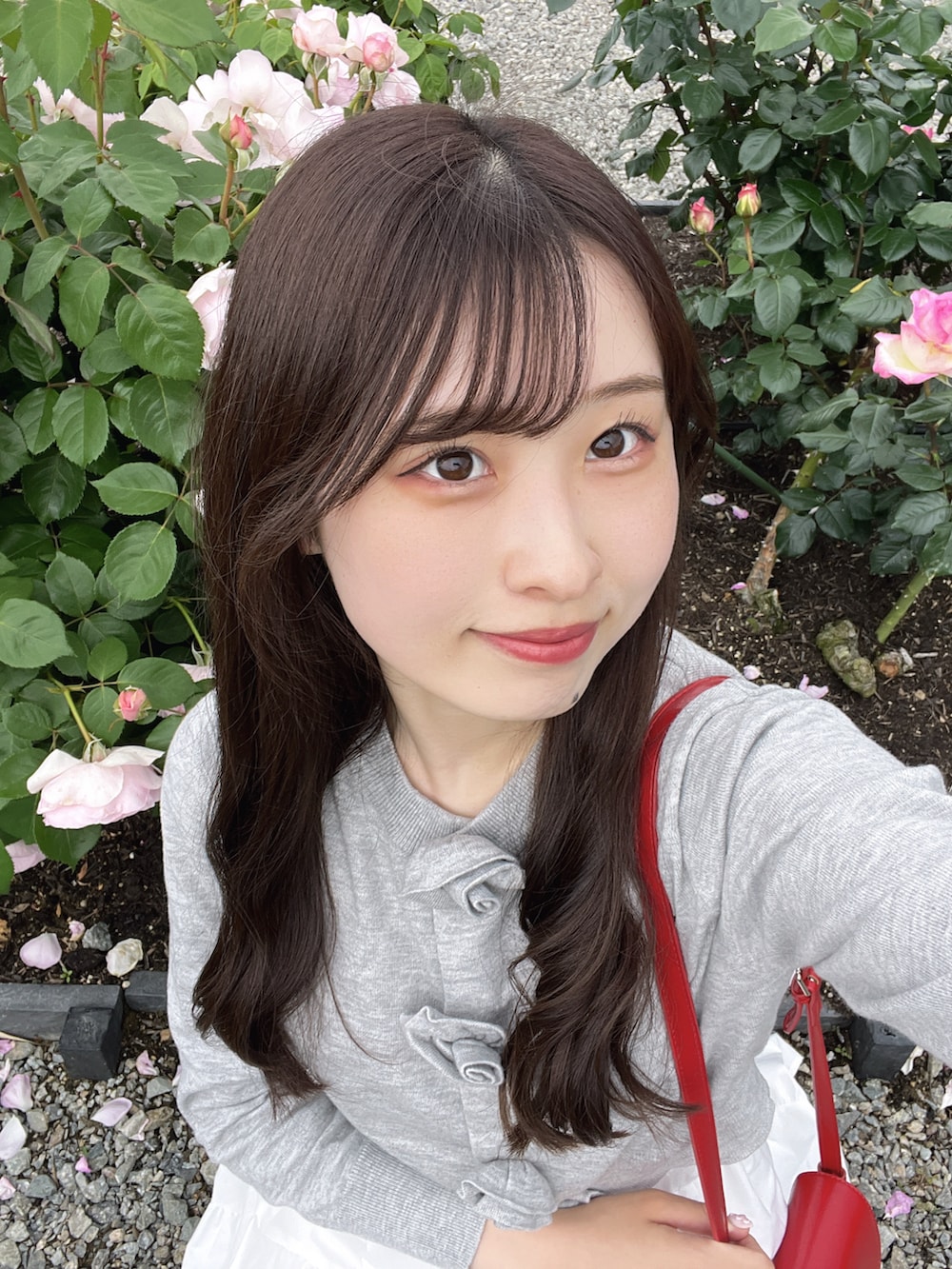 「着回しコーデ、大人カジュアルコーデ、通勤コーデ、通学コーデ、骨格ウェーブ、ブルベ夏、カーディガンコーデ、ロングスカート、グレーコーデ、ホワイトコーデ、キレイめコーデ、ガーリーコーデ、春コーデ、ソフトエレガント、163cm」｜「DAY CLOSETのレディース きれいめティアードロングフレアスカート（スカート、ホワイト系）」を使った、𝘴𝘩𝘪𝘰𝘳𝘪さん（骨格ウェーブ・レディース・163cm）の春コーディネートの3枚目の写真