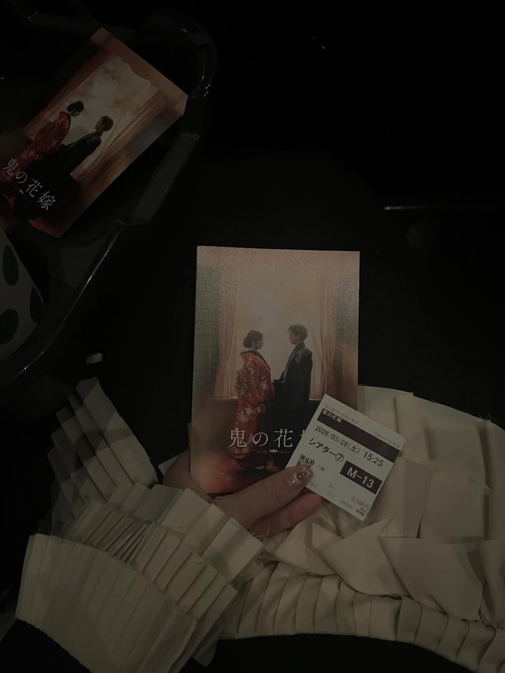 ブラック系のテーラードジャケット、その他のその他を着用したレディースの春コーディネートの3枚目の写真