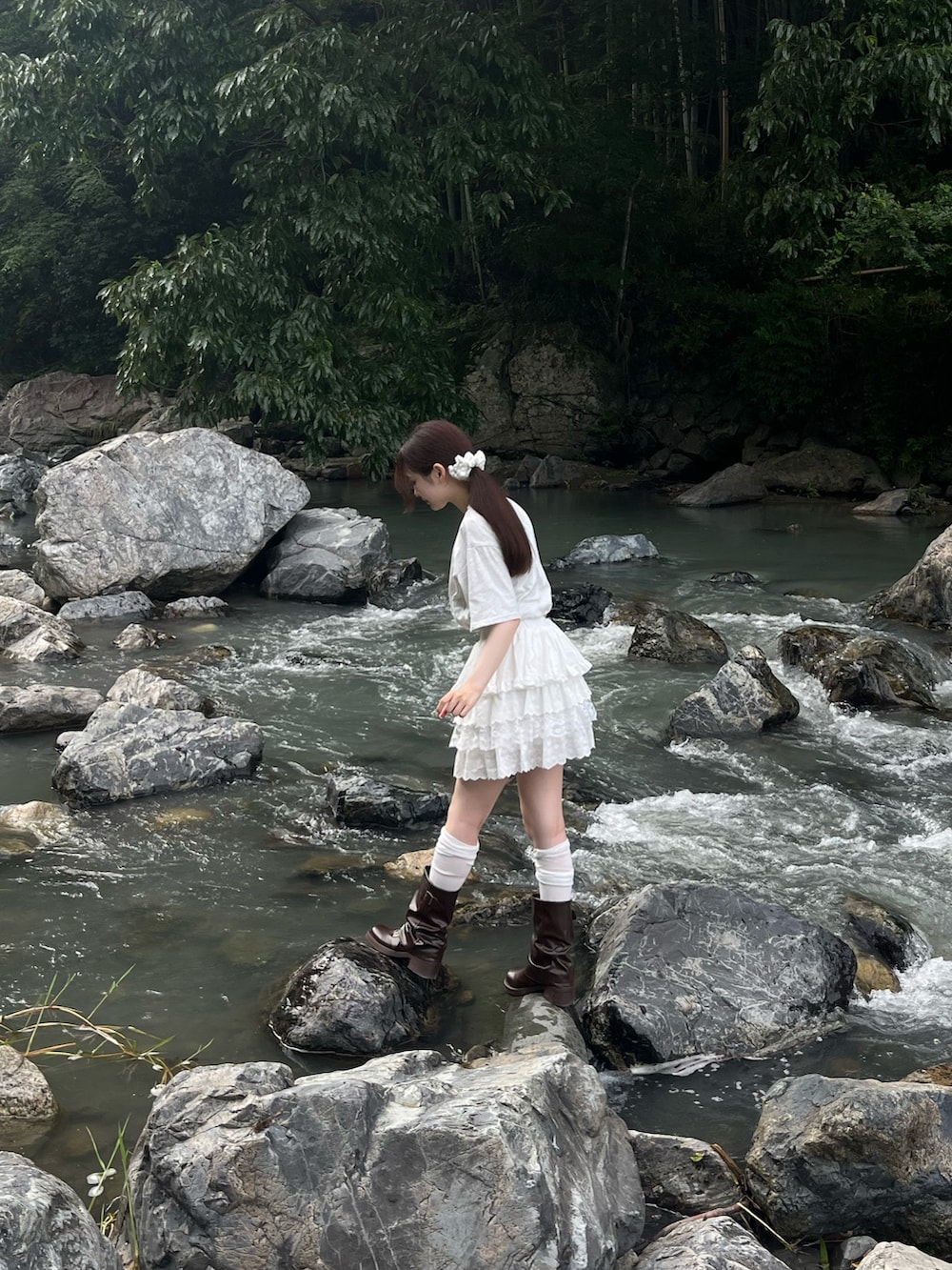 グレー系のTシャツ/カットソー、ブラウン系のブーツ、ホワイト系のスカートを着用したレディースの夏コーディネートの3枚目の写真