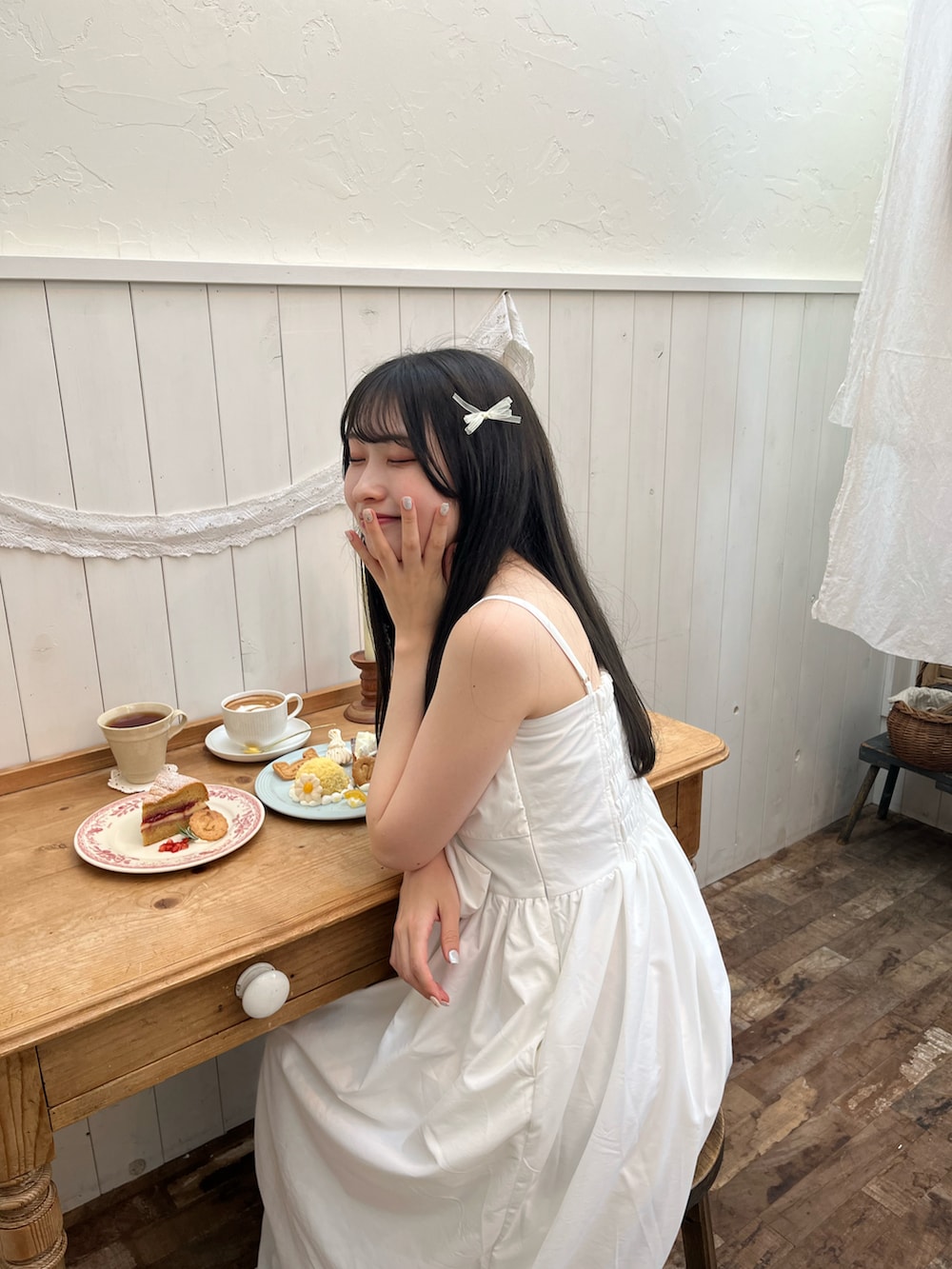 ホワイト系のワンピース、その他のその他を着用したレディースの夏コーディネートの3枚目の写真