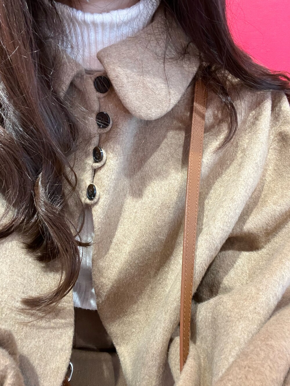 ブラウン系のパンツ、ベージュ系のジャケット/アウター、ホワイト系のニット/セーターを着用したレディースの冬コーディネートの5枚目の写真