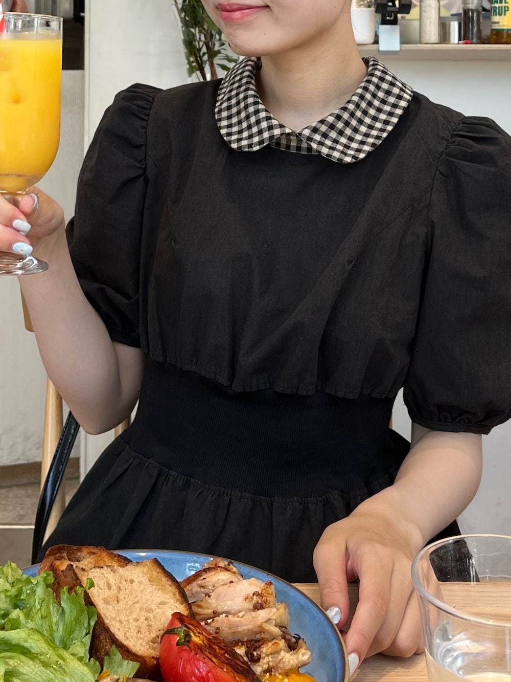 「夏ルックで気分アップ、夏コーデ、大人かわいい、ガーリーコーデ、ワンピーススタイル、フレンチガーリー、meltie、シュシュ、お団子ヘアー、高身長女子、骨格ウェーブ、カフェコーデ、outfit、163cmコーデ、WEARタイアップ」｜「meltieのアイテム（ワンピース、ブラック系）」を使った、𝘴𝘩𝘪𝘰𝘳𝘪さん（骨格ウェーブ・レディース・164cm）の夏コーディネートの3枚目の写真