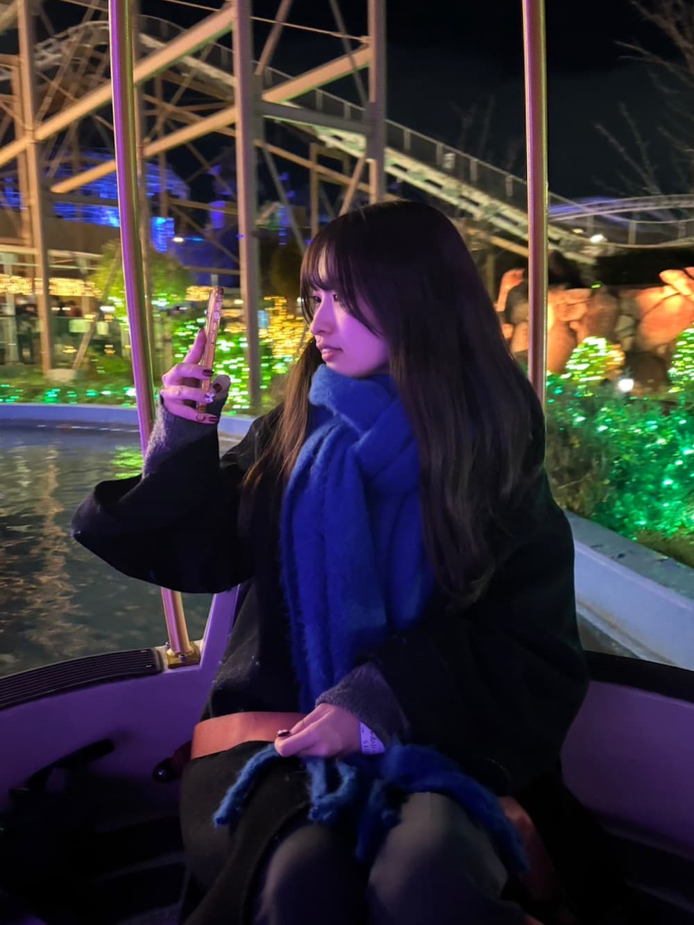 「マフラーぐるぐる、大人コーデ、骨格ウェーブ、ブルべ夏、コートコーデ、青マフラー、黒コーデ、ブラックコーデ、モードコーデ、モードストリート、韓国ファッション、冬コーデ、きょコ、163cm、パンツスタイル」｜「brightenのアイテム（マフラー、ブルー系）」を使った、𝘴𝘩𝘪𝘰𝘳𝘪さん（骨格ウェーブ・レディース・163cm）の冬コーディネートの3枚目の写真
